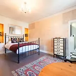 5 Grande Rue לינה וארוחת בוקר 4*