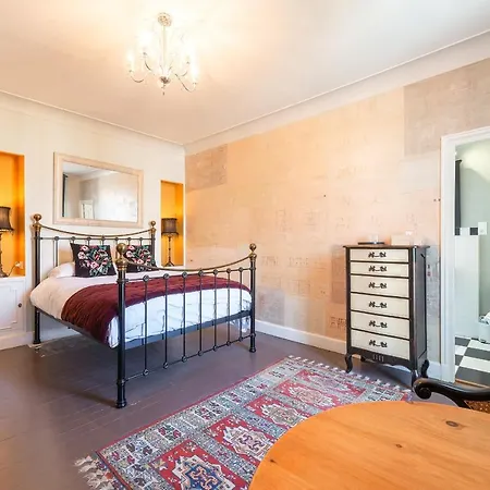 5 Grande Rue Bed & Breakfast 3*